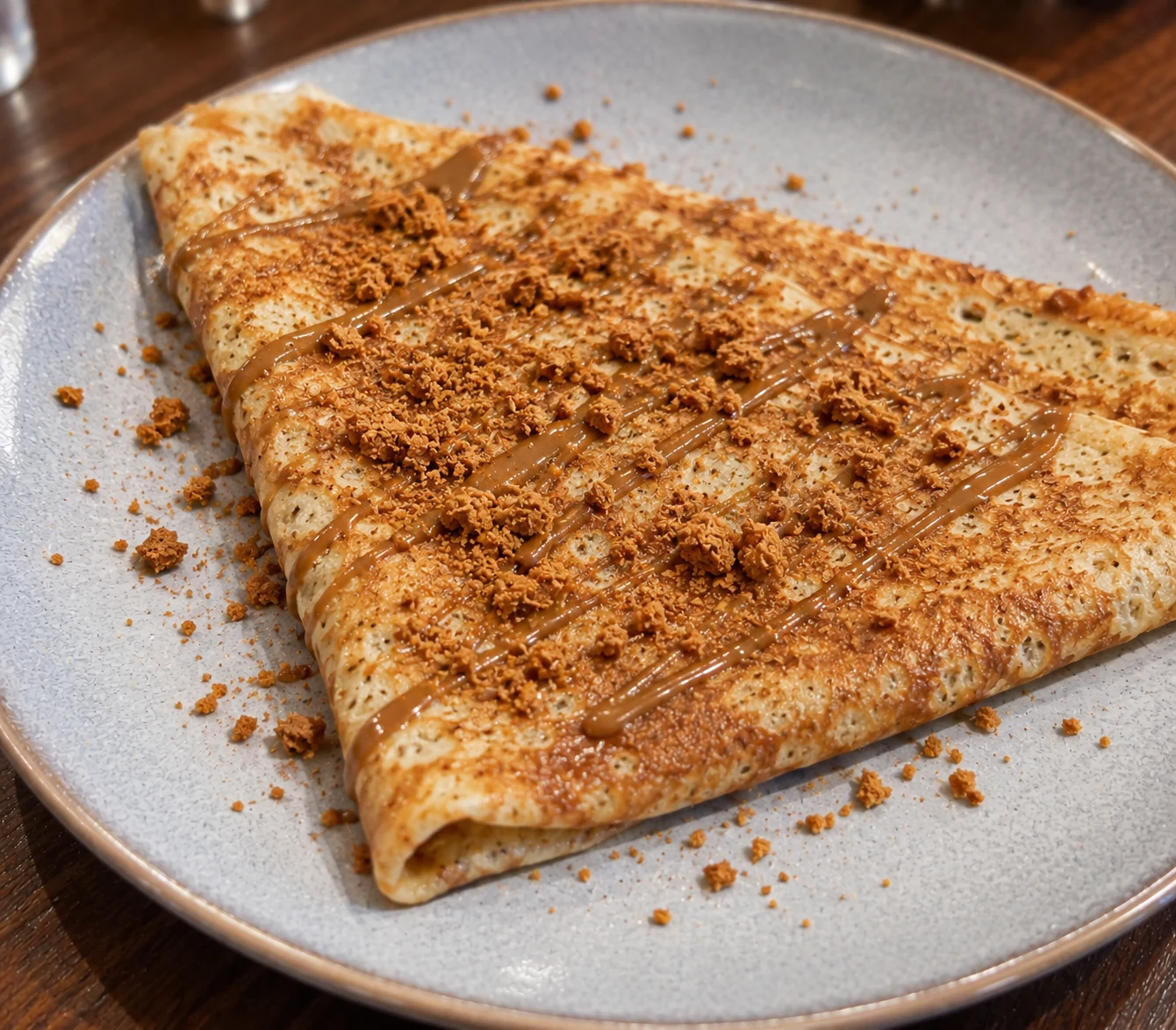 Crêpe au spéculoos servie sur une assiette